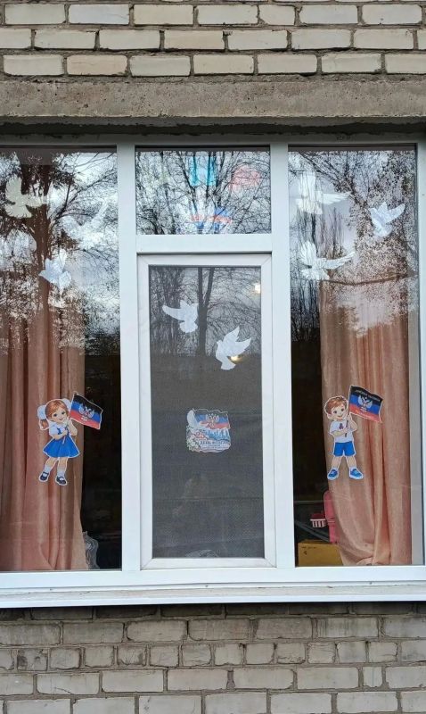 Под знаком триколора: в Калининском районе прошла патриотическая акция ко Дню флага ДНР Под знаком триколора: в Калининском районе прошла патриотическая акция ко Дню флага ДНР