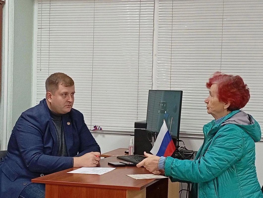 Сегодня прием жителей в администрации Ясиноватой провел заместитель главы администрации округа Александр Сергеев Сегодня прием жителей в администрации Ясиноватой провел заместитель главы администрации округа Александр Сергеев