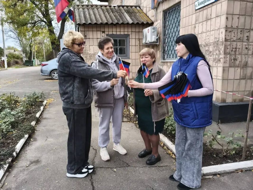 В г.Моспино прошла акция по раздаче флажков в честь Дня флага ДНР В г.Моспино прошла акция по раздаче флажков в честь Дня флага ДНР
