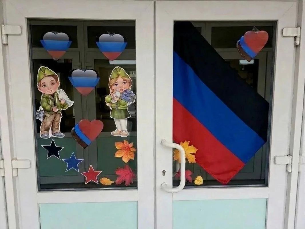 Под знаком триколора: в Калининском районе прошла патриотическая акция ко Дню флага ДНР Под знаком триколора: в Калининском районе прошла патриотическая акция ко Дню флага ДНР