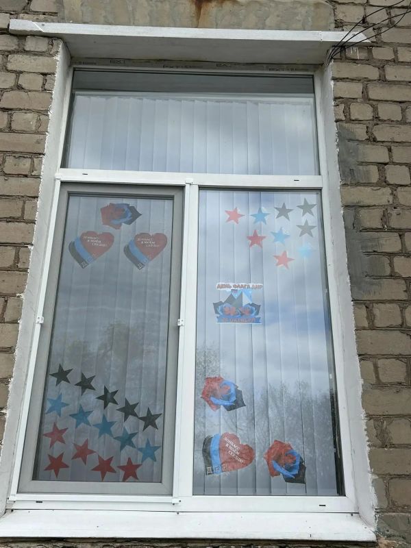 Под знаком триколора: в Калининском районе прошла патриотическая акция ко Дню флага ДНР Под знаком триколора: в Калининском районе прошла патриотическая акция ко Дню флага ДНР