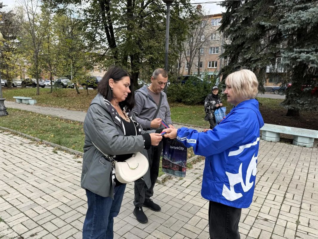 В Советском внутригородском районе городского округа Макеевка состоялась акция «Триколор ДНР» В Советском внутригородском районе городского округа Макеевка состоялась акция «Триколор ДНР»