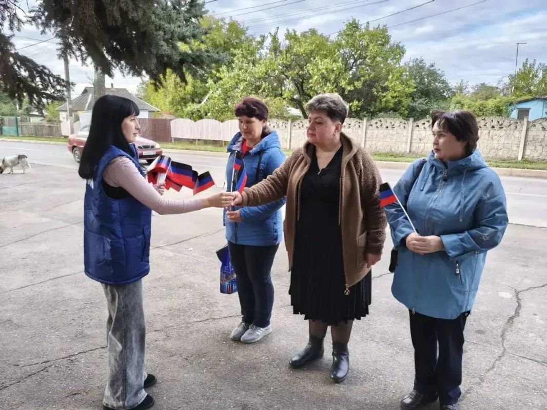 В г.Моспино прошла акция по раздаче флажков в честь Дня флага ДНР В г.Моспино прошла акция по раздаче флажков в честь Дня флага ДНР