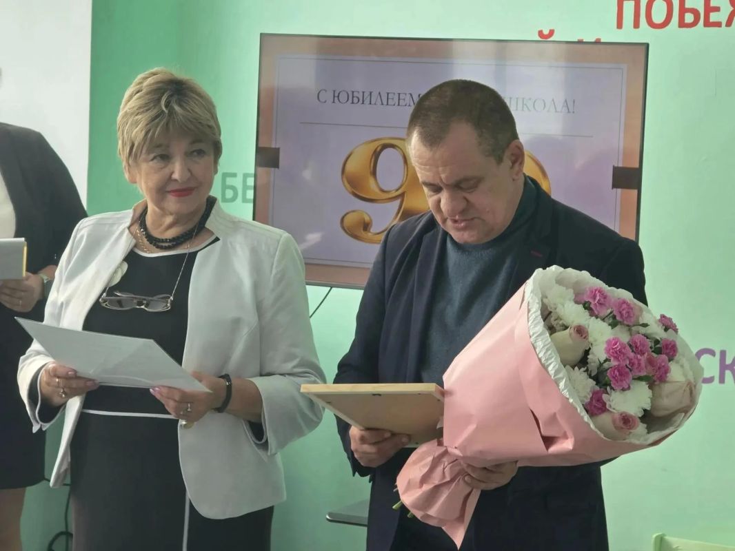 В Снежном отметили 90-летний юбилей школы В Снежном отметили 90-летний юбилей школы