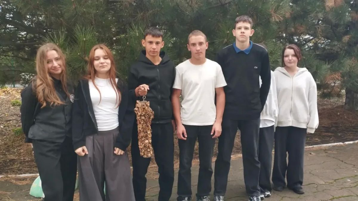 Забота о пернатых: обучающиеся Портовской школы изготовили кормушку для птиц Забота о пернатых: обучающиеся Портовской школы изготовили кормушку для птиц