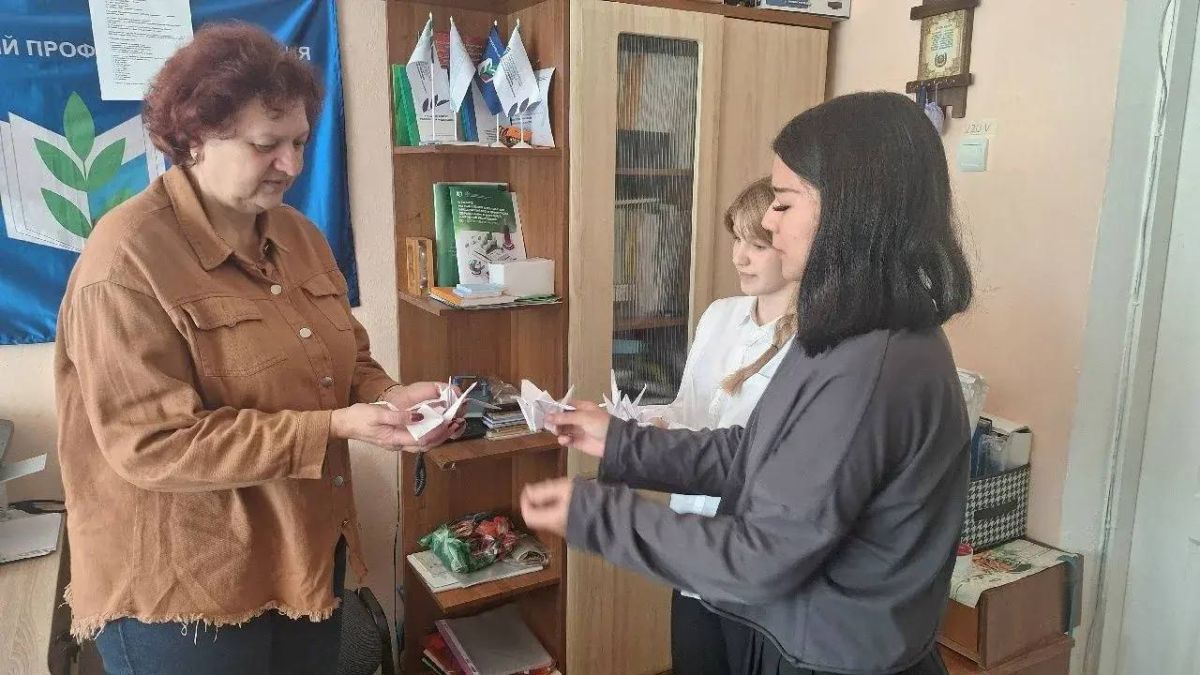 22 октября в России отмечается один из самых трогательных и светлых праздников — День белых журавлей
