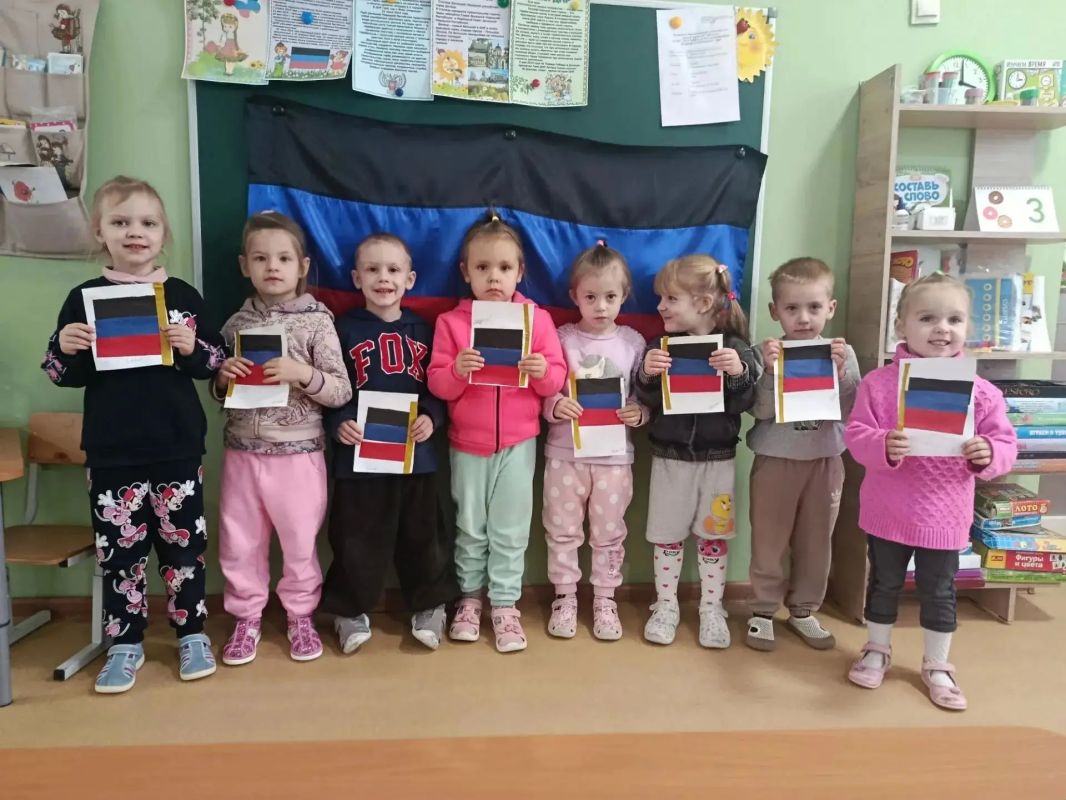 К Дню Флага Донецкой Народной Республики в школах и детских садах Ясиноватского округа прошли тематические патриотические и творческие мероприятия К Дню Флага Донецкой Народной Республики в школах и детских садах Ясиноватского округа прошли тематические патриотические и творческие мероприятия