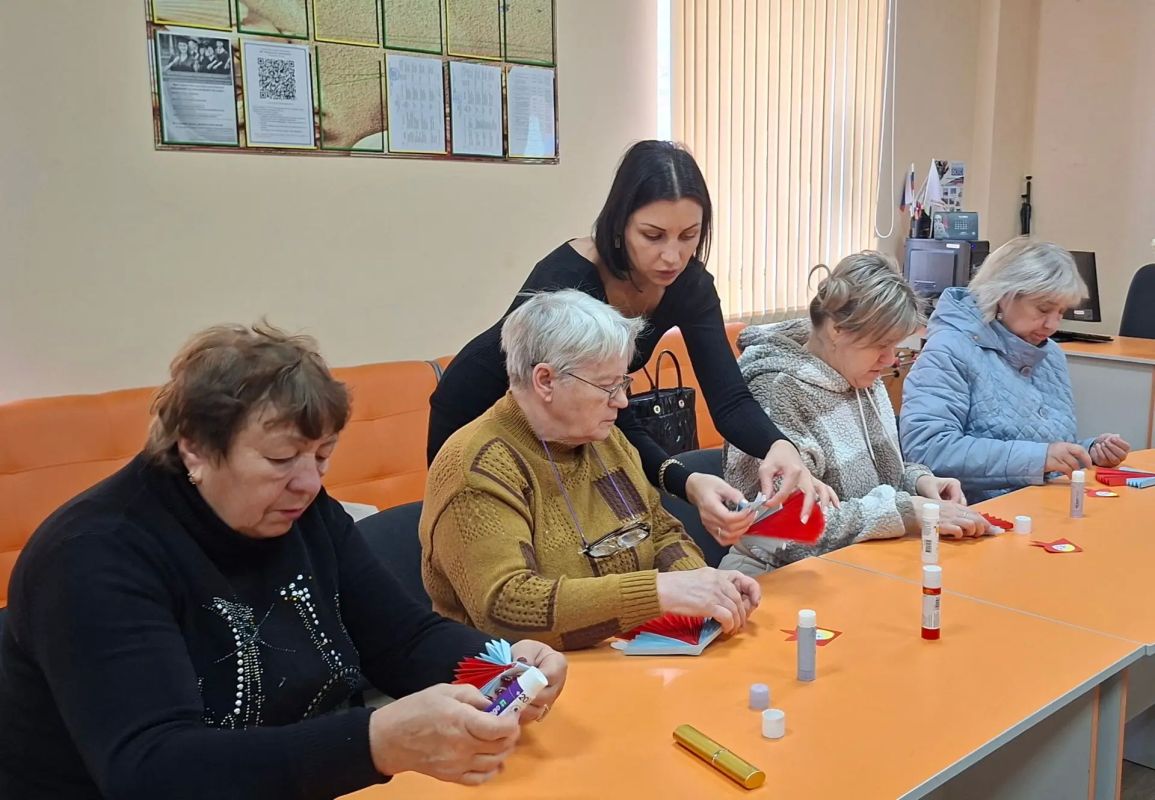 В молодёжном отделе МБУ "Мироновский поселковый ДК" прошёл творческий мастер-класс, посвящённый Дню матрёшки! В молодёжном отделе МБУ "Мироновский поселковый ДК" прошёл творческий мастер-класс, посвящённый Дню матрёшки!