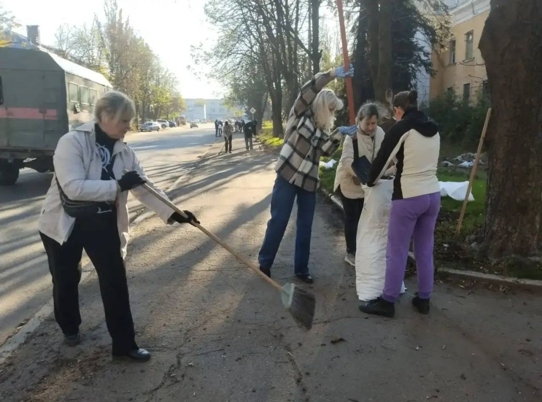 Червоногвардейский район Макеевки присоединился к общегородскому субботнику Червоногвардейский район Макеевки присоединился к общегородскому субботнику