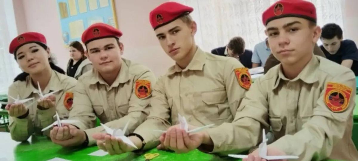 В преддверии Дня белых журавлей на базе Новоазовской школы №2 прошли особые уроки мужества