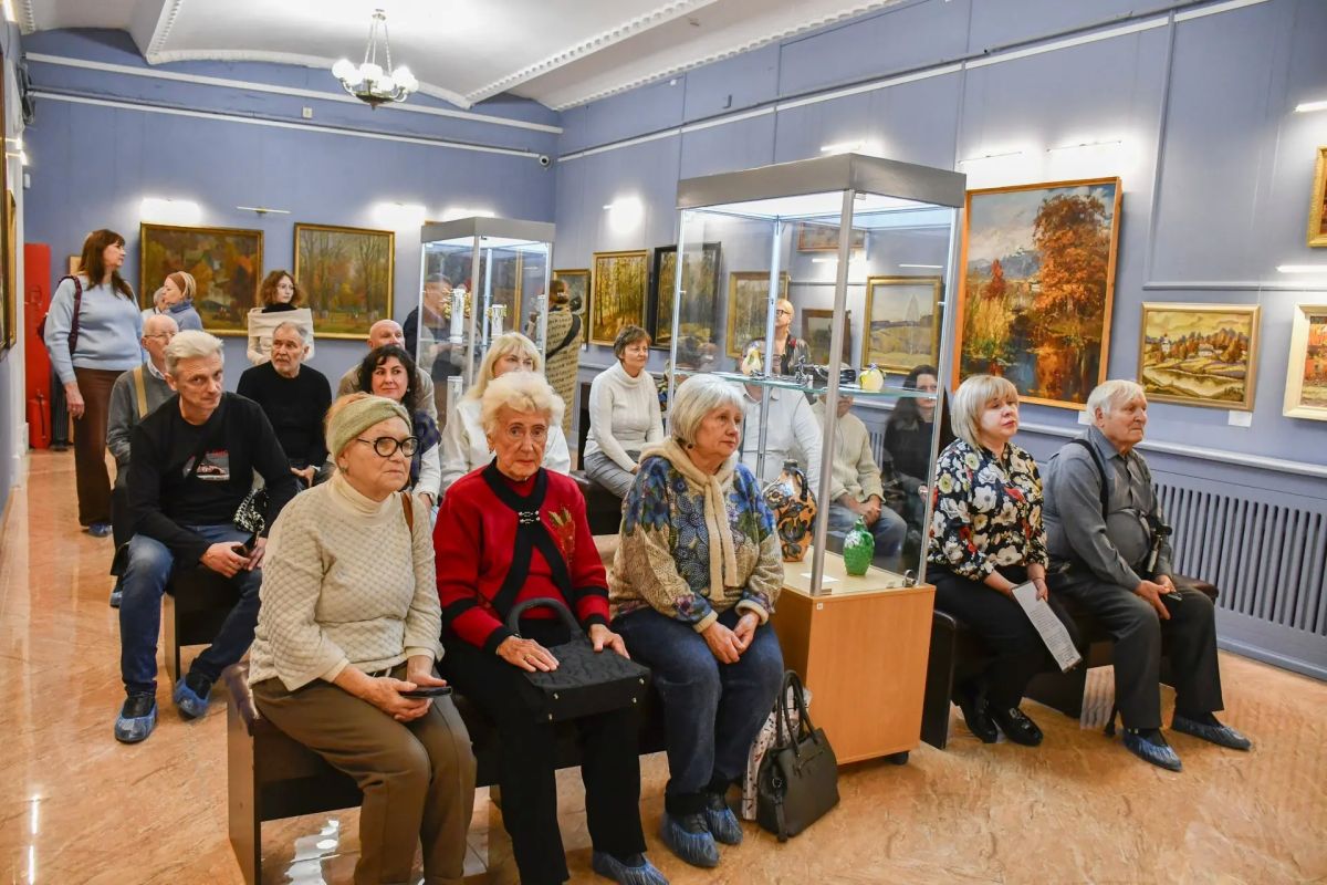 В Донецке открылась выставка «Осенний вальс: живопись природы» В Донецке открылась выставка «Осенний вальс: живопись природы»
