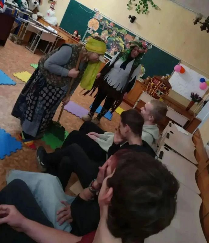 Тетрализованно-игровая программа "Встреча с Кикиморой и Бабой Ягой у лесного дуба" прошла для новолуганских ребят в эти тёплые осенние дни (Светлодарский городской ДК) Тетрализованно-игровая программа "Встреча с Кикиморой и Бабой Ягой у лесного дуба" прошла для новолуганских ребят в эти тёплые осенние дни (Светлодарский городской ДК)
