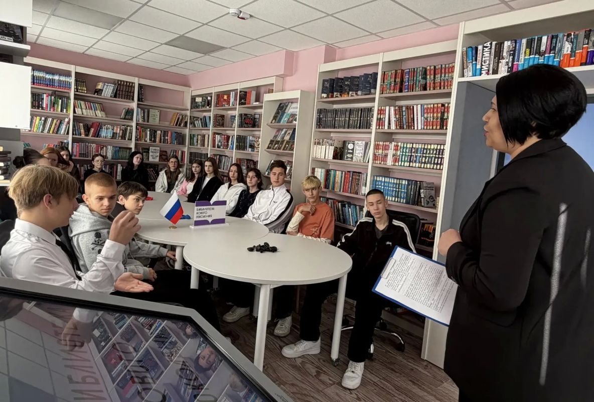 25 октября все жители Донецкой Народной Республики отмечают День государственного флага 25 октября все жители Донецкой Народной Республики отмечают День государственного флага