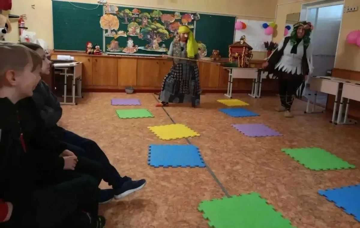 Тетрализованно-игровая программа "Встреча с Кикиморой и Бабой Ягой у лесного дуба" прошла для новолуганских ребят в эти тёплые осенние дни (Светлодарский городской ДК) Тетрализованно-игровая программа "Встреча с Кикиморой и Бабой Ягой у лесного дуба" прошла для новолуганских ребят в эти тёплые осенние дни (Светлодарский городской ДК)