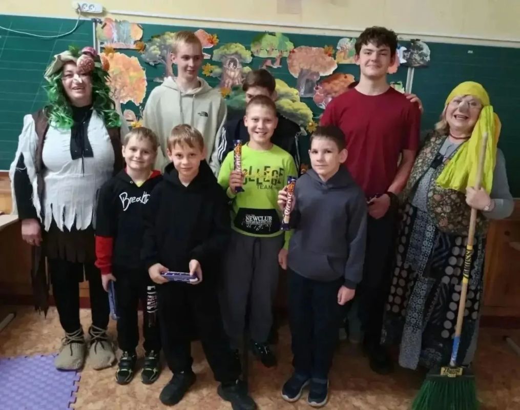 Тетрализованно-игровая программа "Встреча с Кикиморой и Бабой Ягой у лесного дуба" прошла для новолуганских ребят в эти тёплые осенние дни (Светлодарский городской ДК)