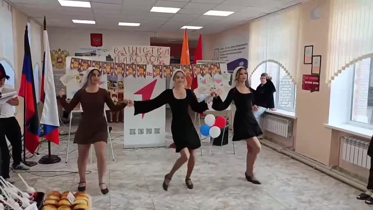 «Россия — семья семей»: в Урзуфской школе прошла благотворительная ярмарка национальных культур