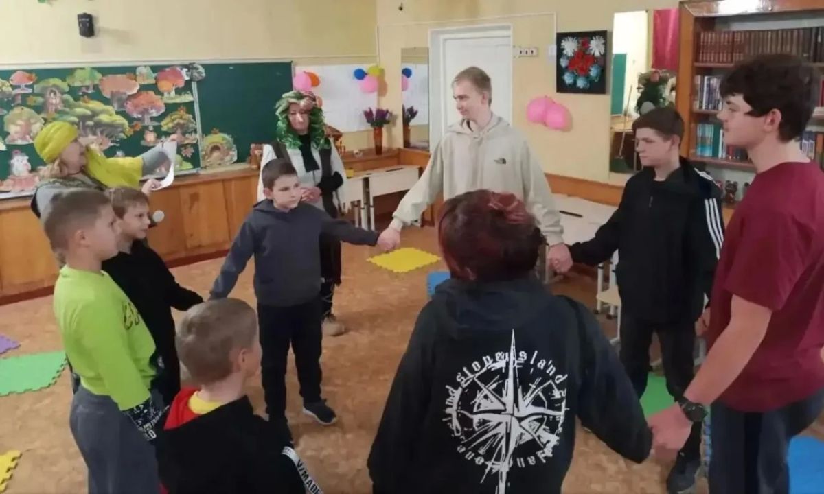 Тетрализованно-игровая программа "Встреча с Кикиморой и Бабой Ягой у лесного дуба" прошла для новолуганских ребят в эти тёплые осенние дни (Светлодарский городской ДК) Тетрализованно-игровая программа "Встреча с Кикиморой и Бабой Ягой у лесного дуба" прошла для новолуганских ребят в эти тёплые осенние дни (Светлодарский городской ДК)