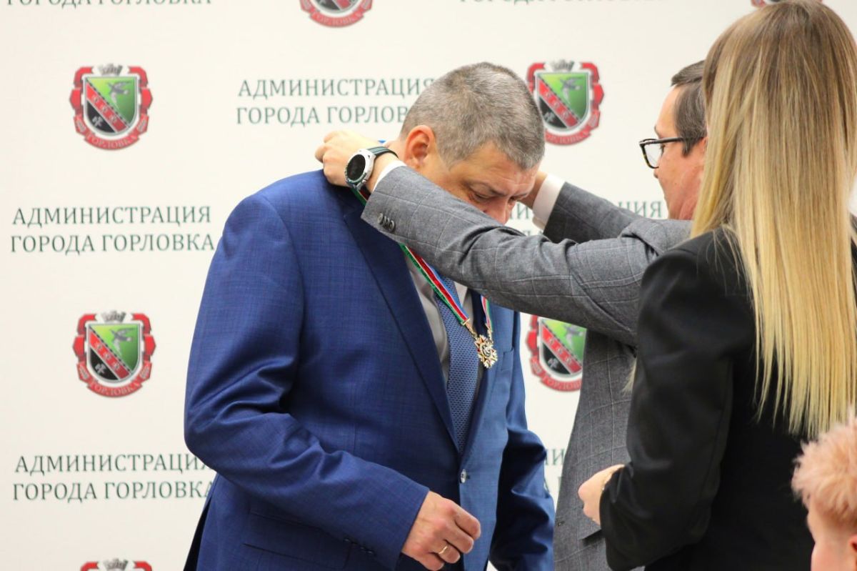 Роман Конев: На семьдесят первом очередном заседании Горловского городского совета Донецкой Народной Республики первого созыва вручил знак отличия главе муниципального образования городского округа Горловка Донецкой Народной...