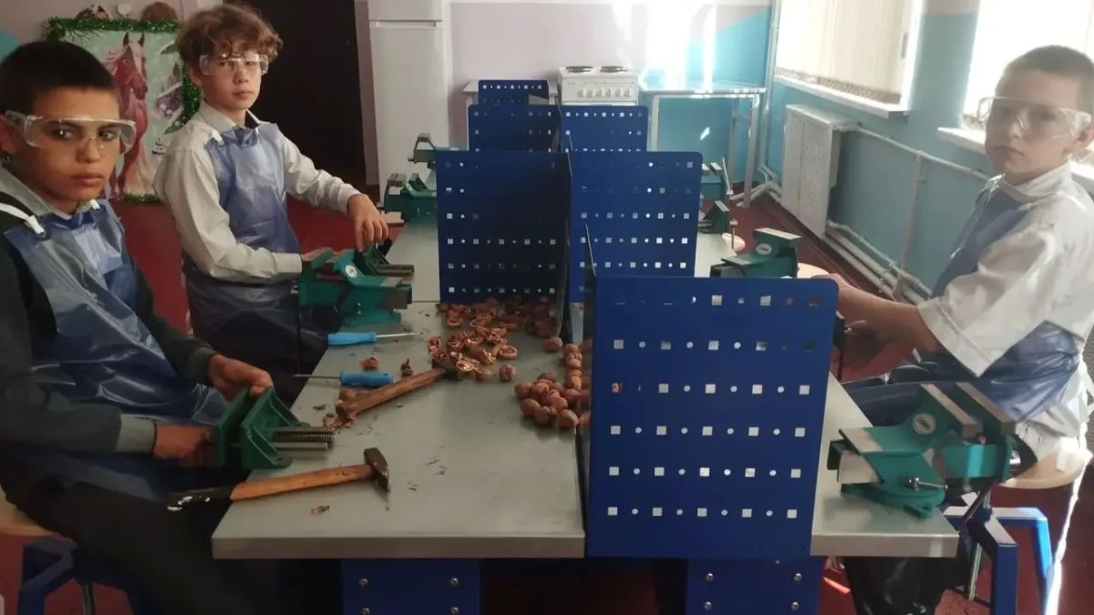Забота о пернатых: обучающиеся Портовской школы изготовили кормушку для птиц