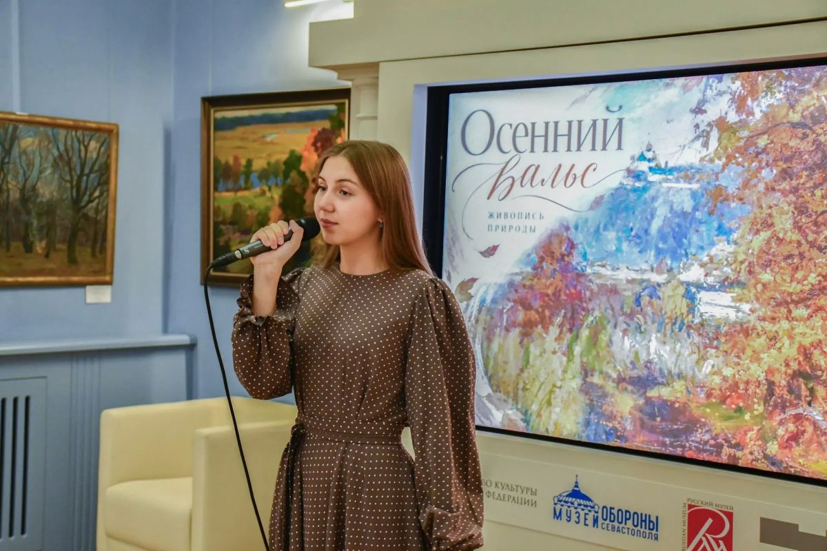 В Донецке открылась выставка «Осенний вальс: живопись природы» В Донецке открылась выставка «Осенний вальс: живопись природы»