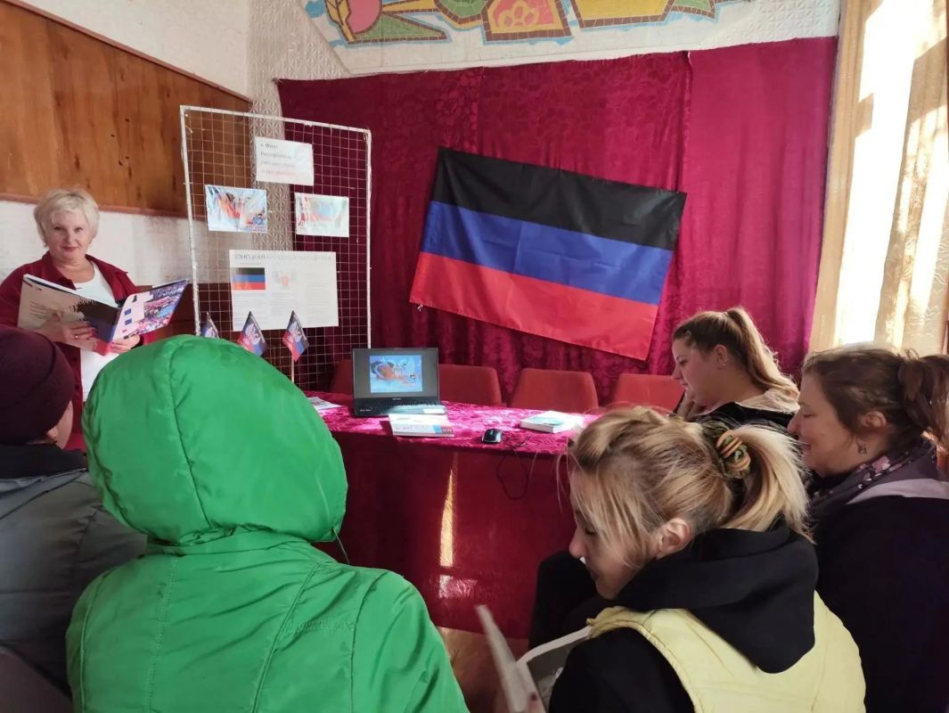 «Флаг Республики — символ мужества и героизма»: в Новокатериновке отметили День флага ДНР «Флаг Республики — символ мужества и героизма»: в Новокатериновке отметили День флага ДНР