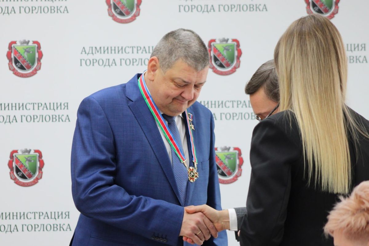 Роман Конев: На семьдесят первом очередном заседании Горловского городского совета Донецкой Народной Республики первого созыва вручил знак отличия главе муниципального образования городского округа Горловка Донецкой Народной... Роман Конев: На семьдесят первом очередном заседании Горловского городского совета Донецкой Народной Республики первого созыва вручил знак отличия главе муниципального образования городского округа Горловка Донецкой Народной...