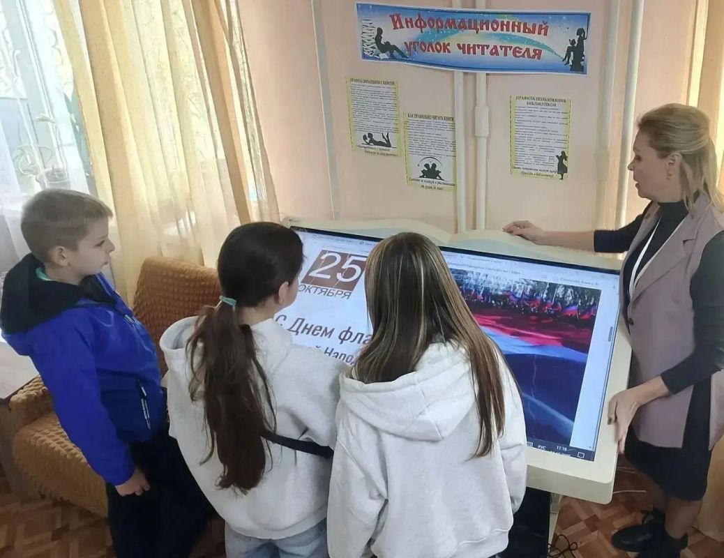 Очередной разговор о важном в городской библиотеке Ясиноватой прошел накануне особенного для жителей Донбасса дня - Дня флага ДНР