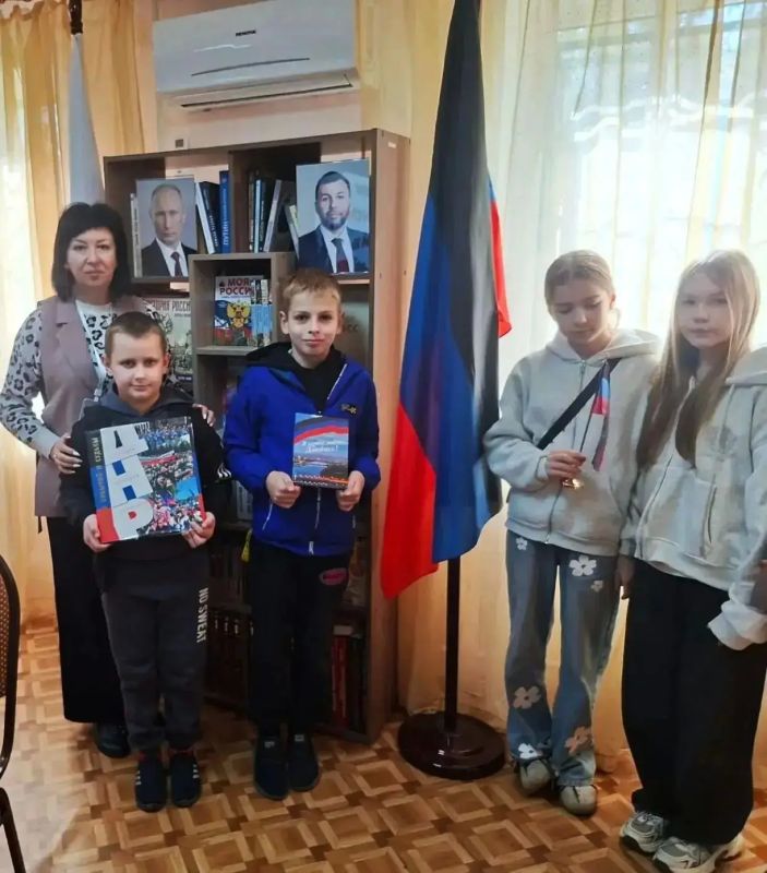 Очередной разговор о важном в городской библиотеке Ясиноватой прошел накануне особенного для жителей Донбасса дня - Дня флага ДНР Очередной разговор о важном в городской библиотеке Ясиноватой прошел накануне особенного для жителей Донбасса дня - Дня флага ДНР