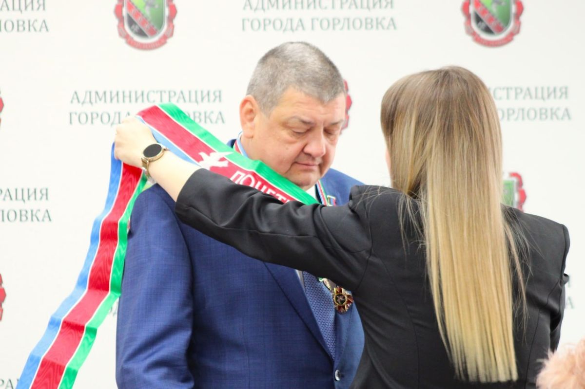 Роман Конев: На семьдесят первом очередном заседании Горловского городского совета Донецкой Народной Республики первого созыва вручил знак отличия главе муниципального образования городского округа Горловка Донецкой Народной... Роман Конев: На семьдесят первом очередном заседании Горловского городского совета Донецкой Народной Республики первого созыва вручил знак отличия главе муниципального образования городского округа Горловка Донецкой Народной...