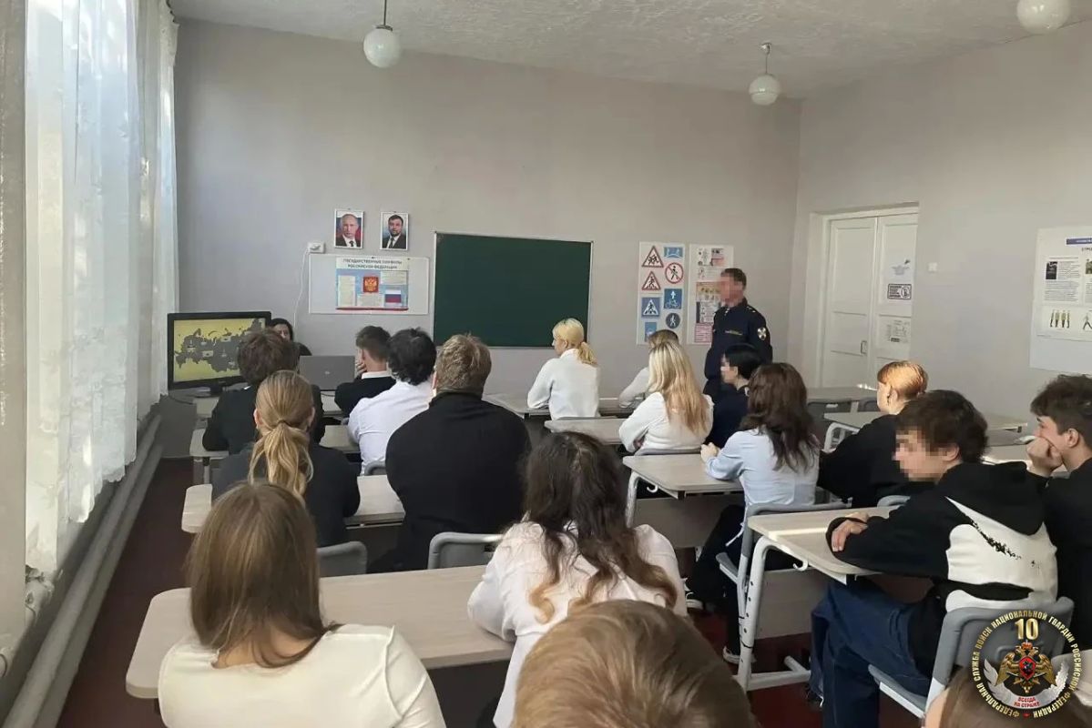 Сотрудники Главного управления Росгвардии по Донецкой Народной Республике провели уроки мужества для учащихся образовательных учреждений республики Сотрудники Главного управления Росгвардии по Донецкой Народной Республике провели уроки мужества для учащихся образовательных учреждений республики