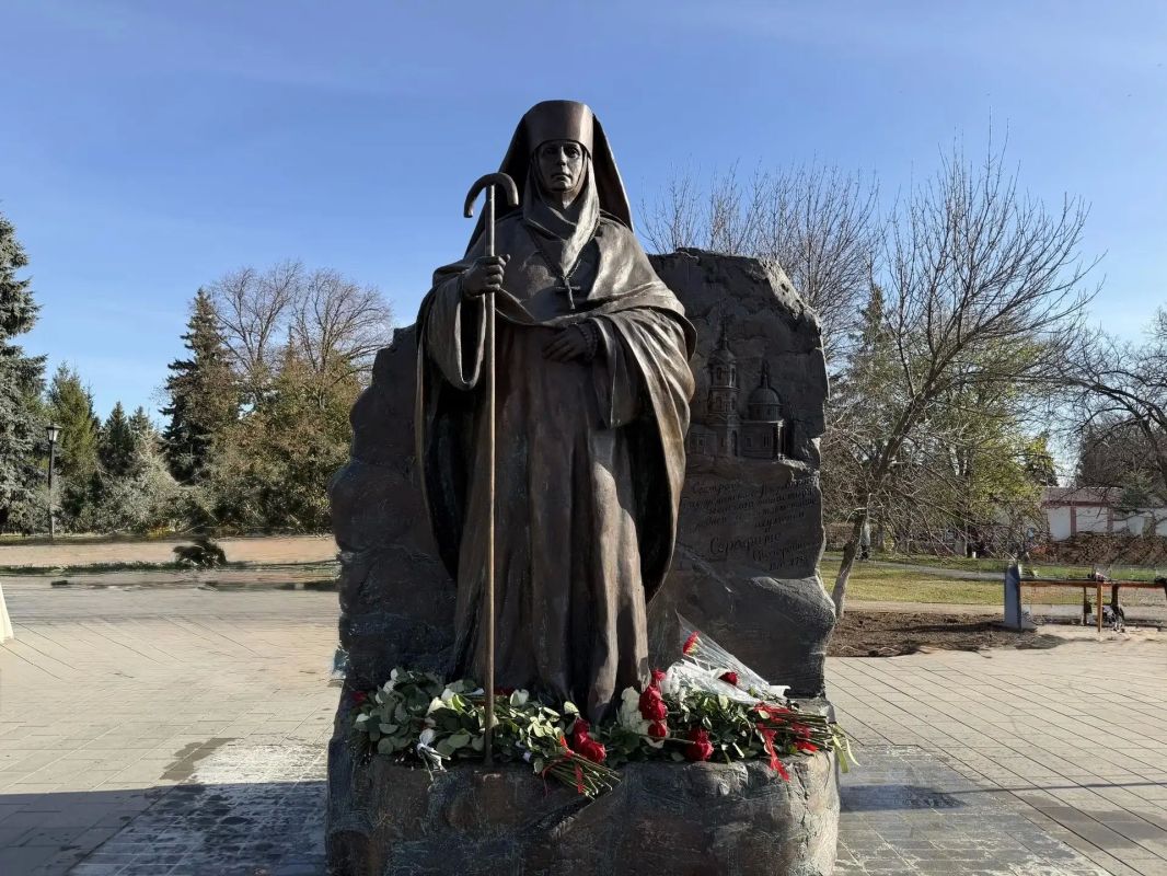 Композицию в память о сестрах Покровского женского монастыря и его последней настоятельнице — игуменье Серафиме (Почеревиной) установили на месте бывшего СпасоВознесенского собора в Бугуруслане Оренбургской области
