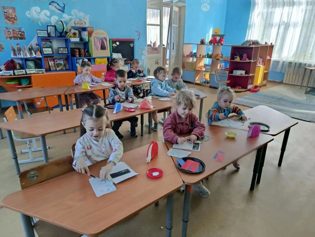 К Дню Флага Донецкой Народной Республики в школах и детских садах Ясиноватского округа прошли тематические патриотические и творческие мероприятия