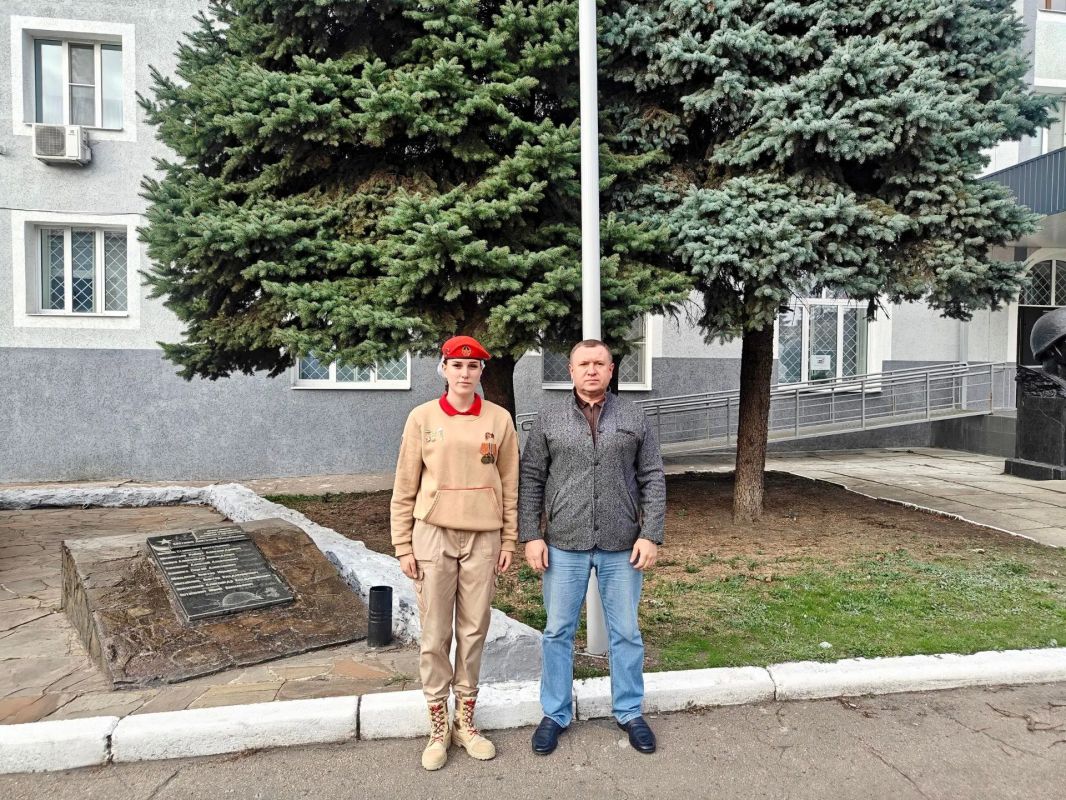 В Снежном прошла церемония поднятия флага Донецкой Народной Республики В Снежном прошла церемония поднятия флага Донецкой Народной Республики