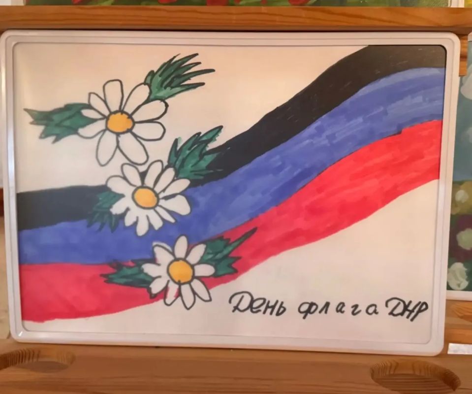 В рамках проекта «Историческая память», в фойе Зугрэсского Дворца культуры, с 25.10.2026 по 30.10.2026 открылась выставка детских рисунков «Флаг моего государства», приуроченная ко Дню флага Донецкой Народной Республики В рамках проекта «Историческая память», в фойе Зугрэсского Дворца культуры, с 25.10.2026 по 30.10.2026 открылась выставка детских рисунков «Флаг моего государства», приуроченная ко Дню флага Донецкой Народной Республики