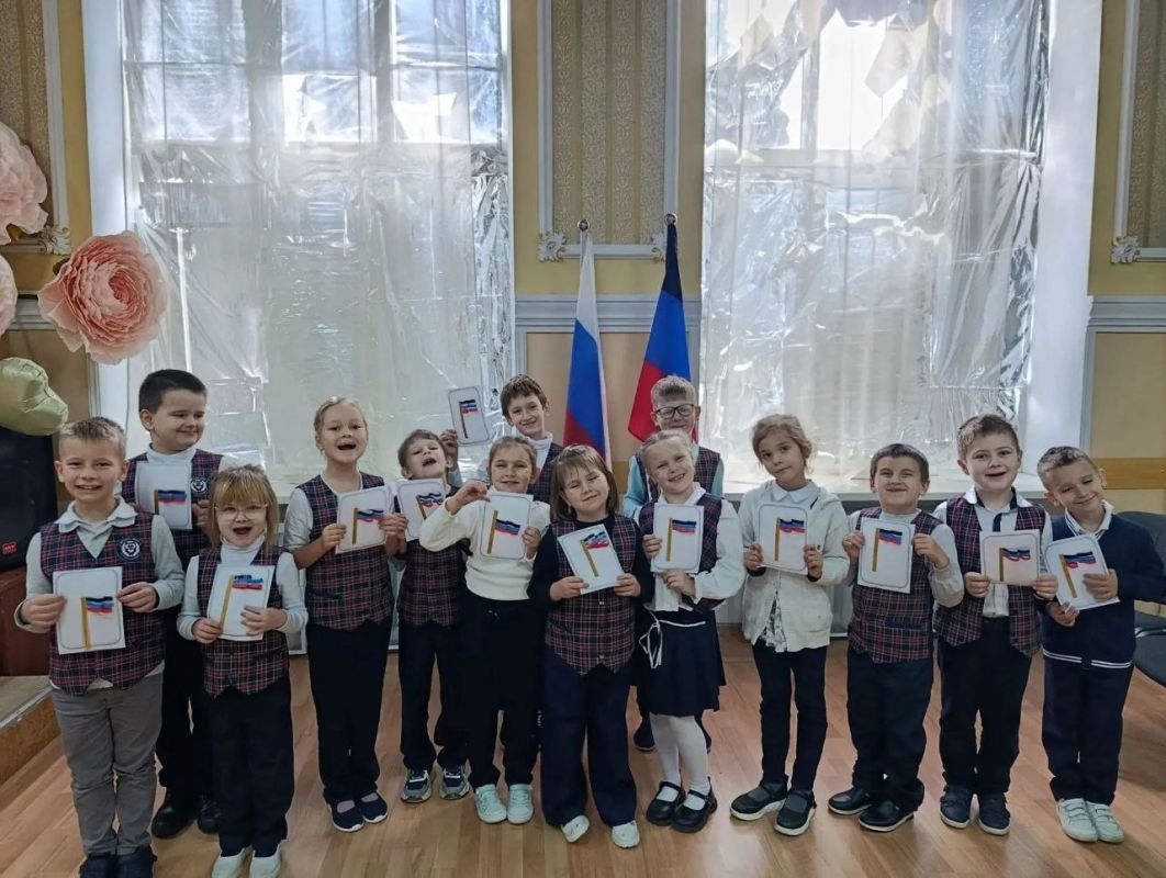 «Под флагом Республики: лица и дела»: в образовательных организациях региона прошли мероприятия ко Дню флага Донецкой Народной Республики