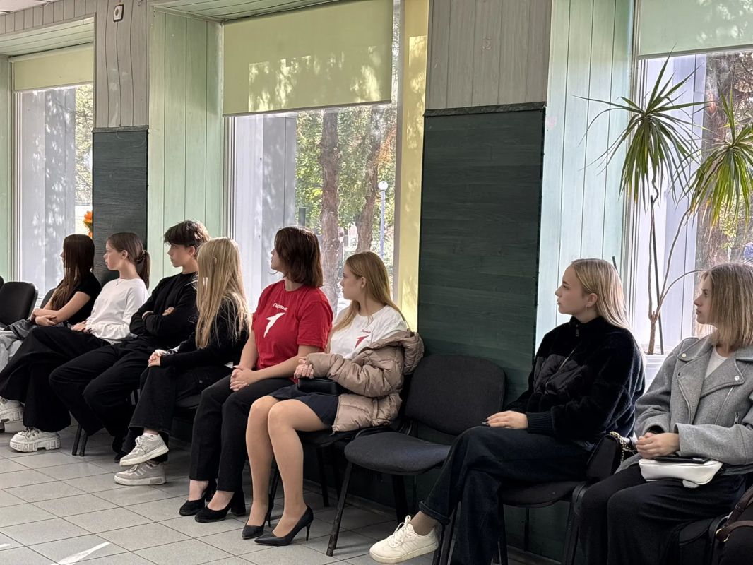 День флага ДНР: единство, гордость и уважение к истории День флага ДНР: единство, гордость и уважение к истории