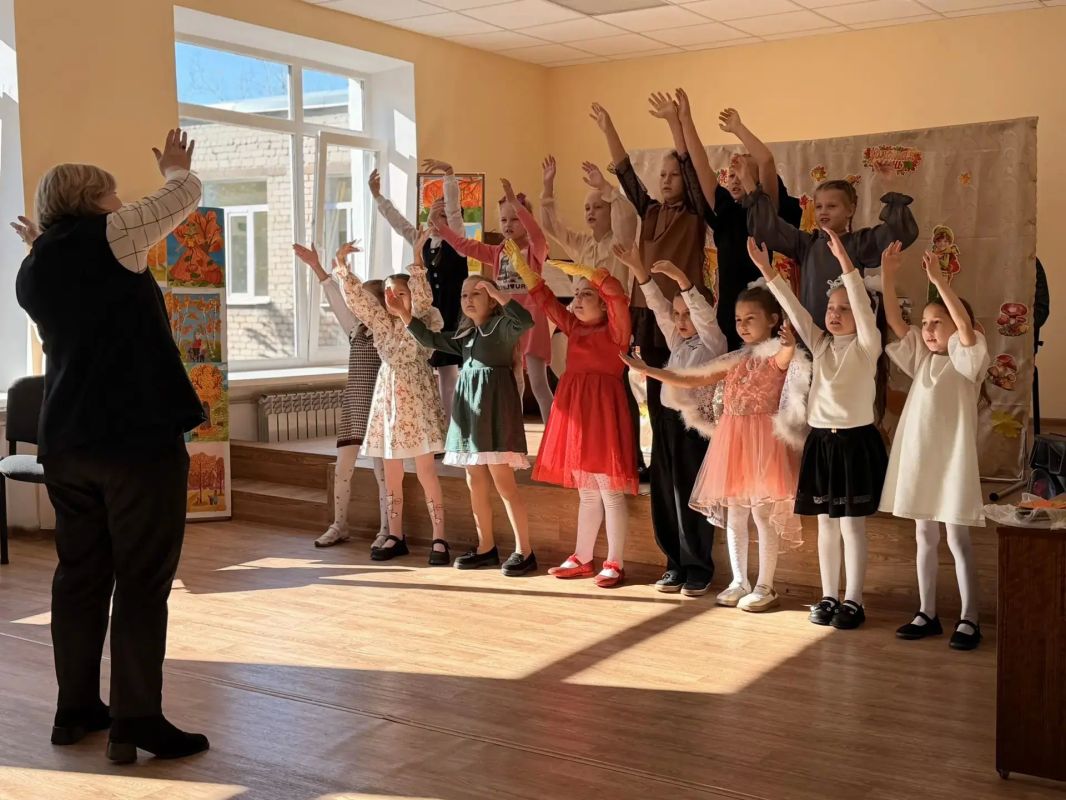 ОСЕНЬ, МУЗЫКА И МЫ. 24 октября в ДШИ «Симфония Приморья» прошла развлекательная программа к празднику урожая «Осенний листопад» ОСЕНЬ, МУЗЫКА И МЫ. 24 октября в ДШИ «Симфония Приморья» прошла развлекательная программа к празднику урожая «Осенний листопад»