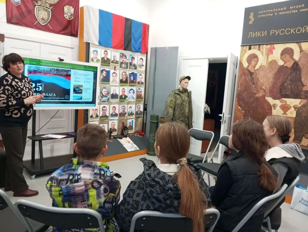 Под флагом молодым. Женское движение совместно с Волновахским краеведческим музеем и художественным отделением Волновахской детской школы искусств провели исторический час «Под флагом молодым» Под флагом молодым. Женское движение совместно с Волновахским краеведческим музеем и художественным отделением Волновахской детской школы искусств провели исторический час «Под флагом молодым»