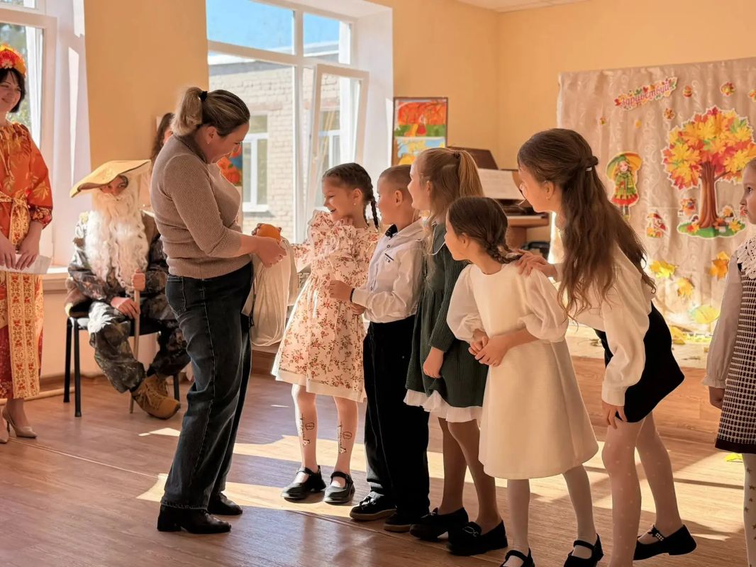 ОСЕНЬ, МУЗЫКА И МЫ. 24 октября в ДШИ «Симфония Приморья» прошла развлекательная программа к празднику урожая «Осенний листопад» ОСЕНЬ, МУЗЫКА И МЫ. 24 октября в ДШИ «Симфония Приморья» прошла развлекательная программа к празднику урожая «Осенний листопад»