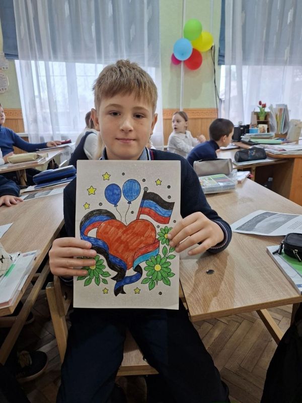 «Под флагом Республики: лица и дела»: в образовательных организациях региона прошли мероприятия ко Дню флага Донецкой Народной Республики «Под флагом Республики: лица и дела»: в образовательных организациях региона прошли мероприятия ко Дню флага Донецкой Народной Республики