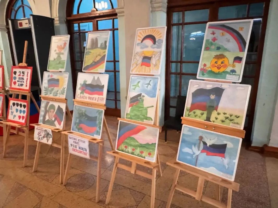 В рамках проекта «Историческая память», в фойе Зугрэсского Дворца культуры, с 25.10.2026 по 30.10.2026 открылась выставка детских рисунков «Флаг моего государства», приуроченная ко Дню флага Донецкой Народной Республики В рамках проекта «Историческая память», в фойе Зугрэсского Дворца культуры, с 25.10.2026 по 30.10.2026 открылась выставка детских рисунков «Флаг моего государства», приуроченная ко Дню флага Донецкой Народной Республики