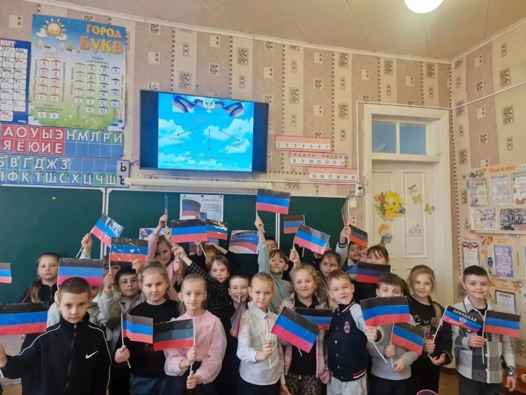 «Под флагом Республики: лица и дела»: в образовательных организациях региона прошли мероприятия ко Дню флага Донецкой Народной Республики «Под флагом Республики: лица и дела»: в образовательных организациях региона прошли мероприятия ко Дню флага Донецкой Народной Республики
