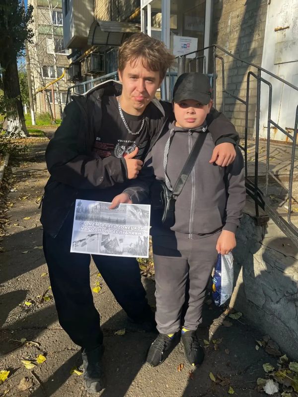 Денис Зубов: Активная молодежь Иловайска поздравила жителей с Днем флага ДНР Денис Зубов: Активная молодежь Иловайска поздравила жителей с Днем флага ДНР