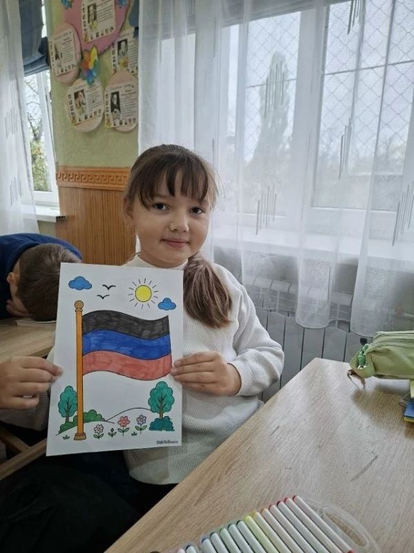«Под флагом Республики: лица и дела»: в образовательных организациях региона прошли мероприятия ко Дню флага Донецкой Народной Республики «Под флагом Республики: лица и дела»: в образовательных организациях региона прошли мероприятия ко Дню флага Донецкой Народной Республики