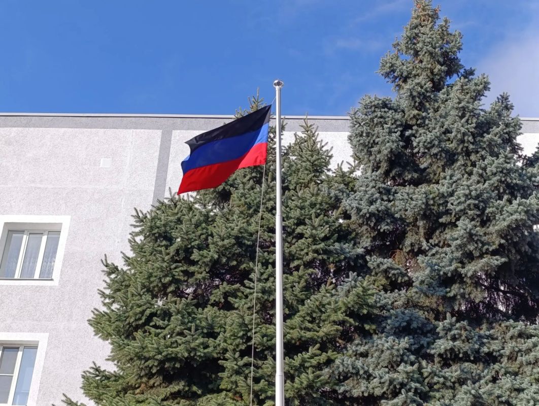 В Снежном прошла церемония поднятия флага Донецкой Народной Республики В Снежном прошла церемония поднятия флага Донецкой Народной Республики