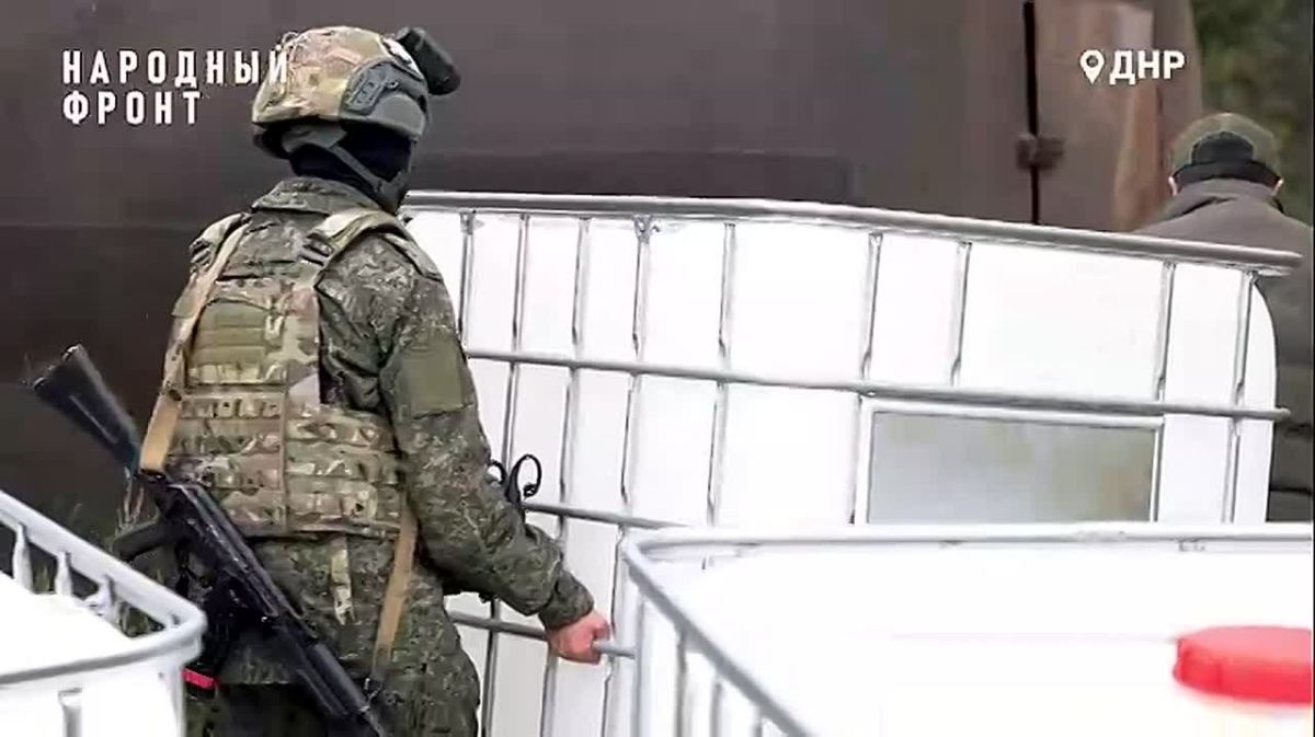 Там, где держится тыл: инженерам "Центра" передали ёмкости для чистой воды