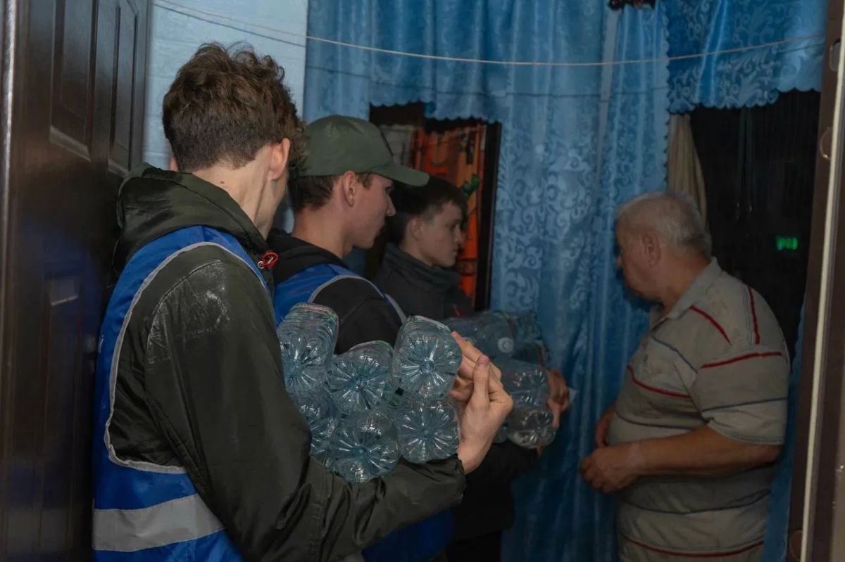Активисты «Народной Дружины» совместно с волонтерами Национального центра помощи доставили свыше 200 литров питьевой воды пожилым и маломобильным жителям Донецка Активисты «Народной Дружины» совместно с волонтерами Национального центра помощи доставили свыше 200 литров питьевой воды пожилым и маломобильным жителям Донецка