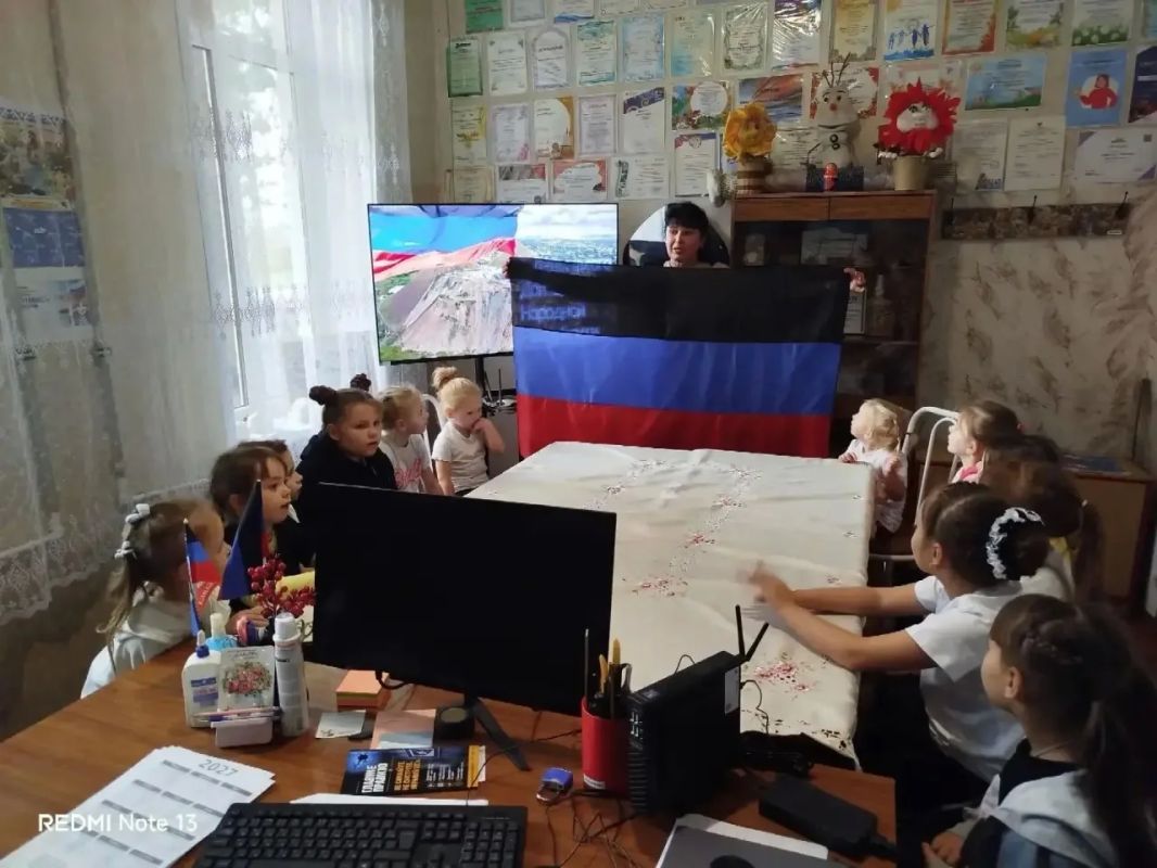 25 октября отмечается День Флага Донецкой Народной Республики 25 октября отмечается День Флага Донецкой Народной Республики