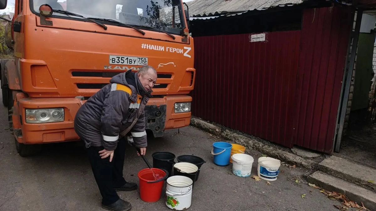 Сегодня, 26 октября, в Кировском внутригородском районе при поддержке региона-шефа Московская область произведен подвоз воды в жилом массиве «Путь Ильича» для жителей улиц Кальмана, Тихая, Алексеева, Матросова