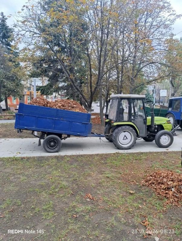 Коммунальщики Снежного продолжают благоустраивать территории общего пользования Коммунальщики Снежного продолжают благоустраивать территории общего пользования